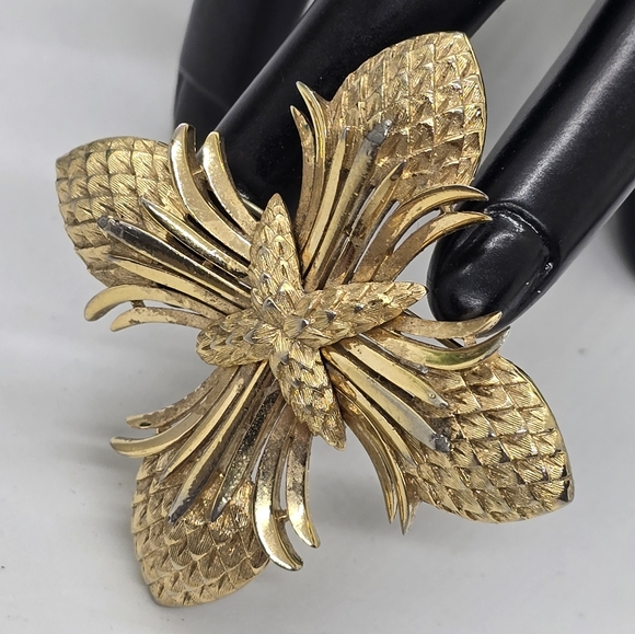 Vintage Trifari Gold Tone Maltese Cross Pin Brooch Vintage Pineapple Pinecone - Picture 3 of 6